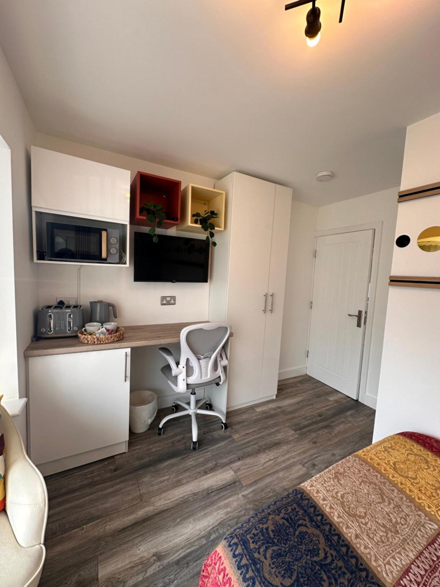 R-1 Newly Renovated En-suite Self Contained Private In Selly Oak Guest house Birmingham