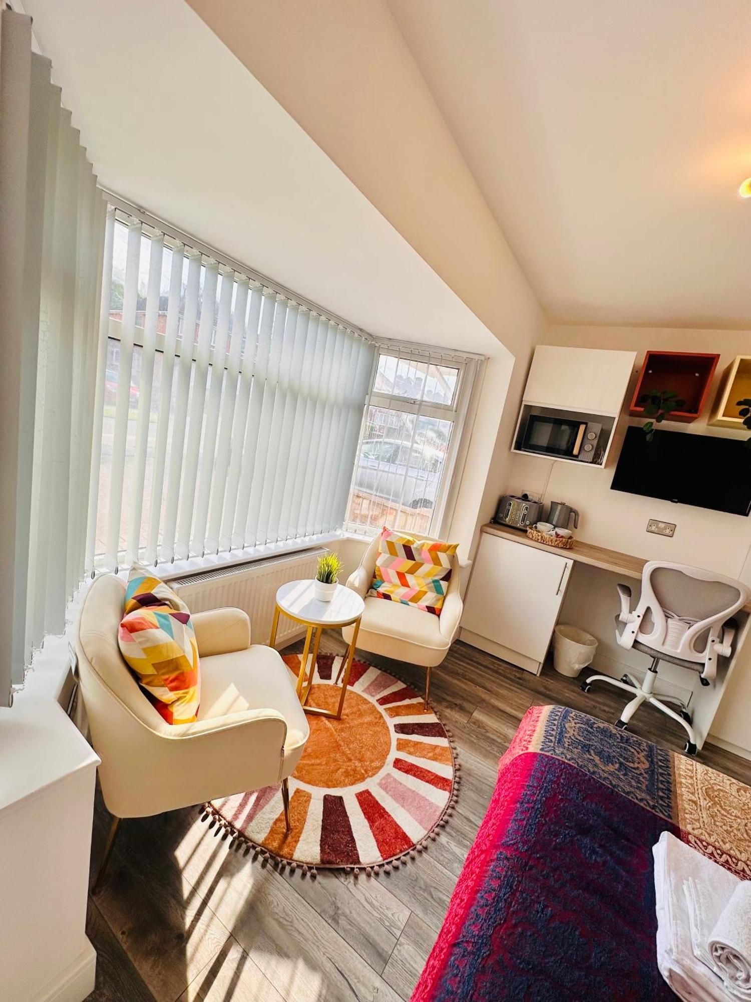R-1 Newly Renovated En-suite Self Contained Private In Selly Oak